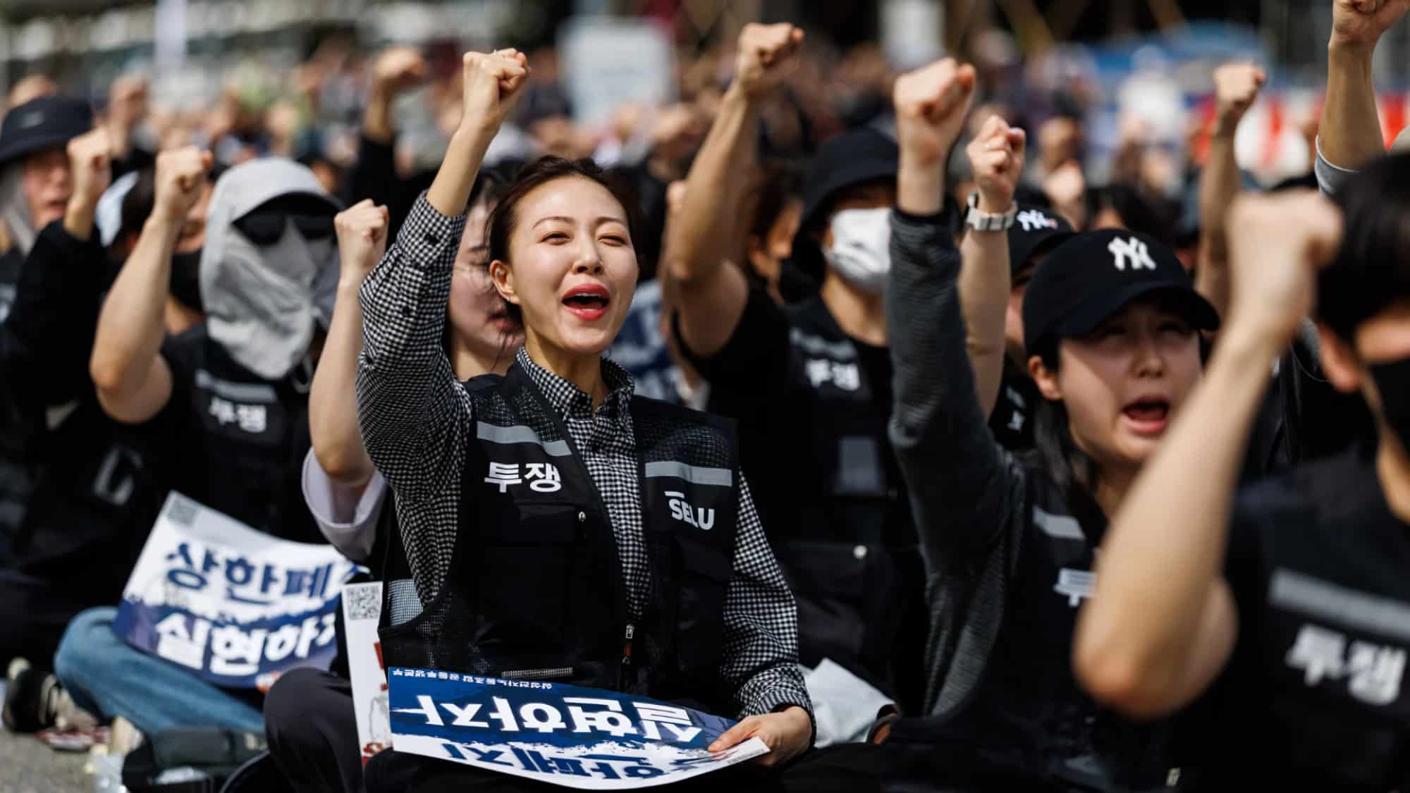Samsung Strike Begins as 47,000 Workers Walk Out After Talks Collapse Samsung Strike Begins as 47,000 Workers Walk Out After Talks Collapse